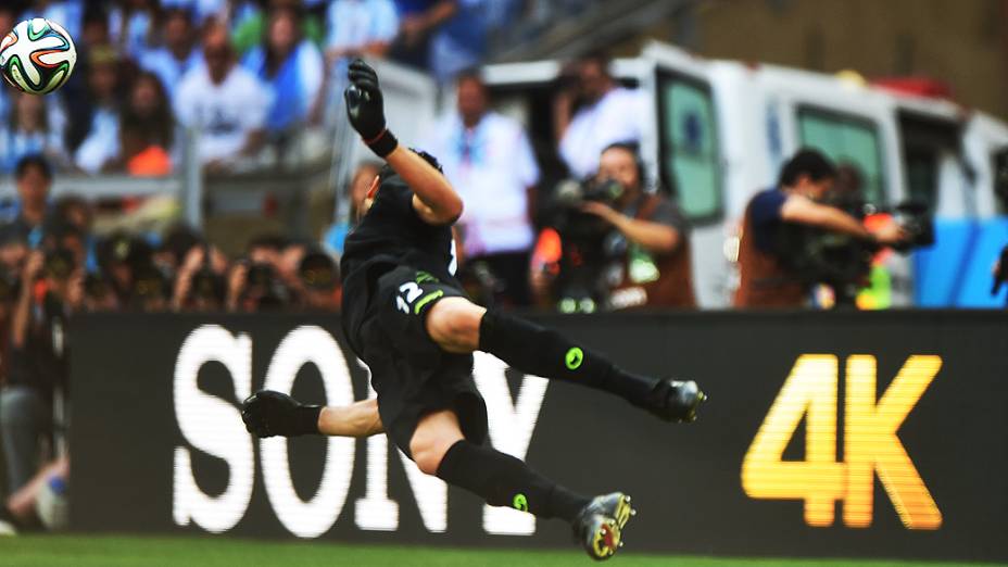 O goleiro Alireza Haghighi, do irã, durante o jogo contra a Argentina