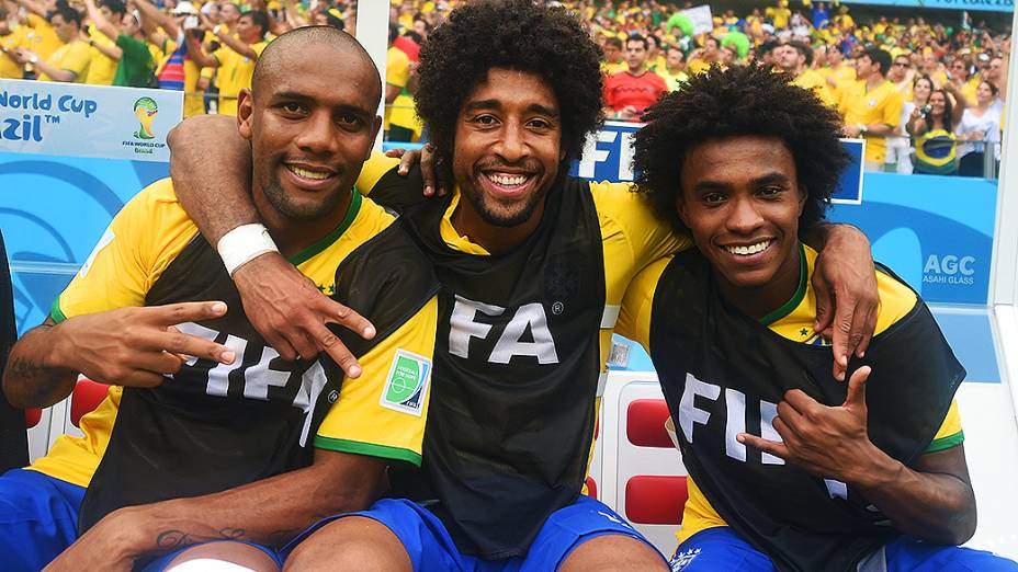 Maicon, Dante e Willian posam para foto antes do jogo contra o México no Castelão, em Fortaleza