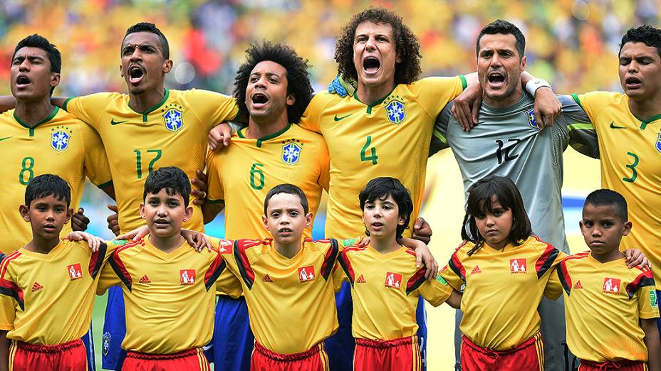 Jogadores do Brasil se abraçam durante o Hino Nacional antes do jogo contra o México no Castelão, em Fortaleza