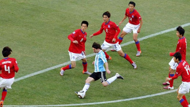 Lionel Messi, da Argentina, chuta para o gol durante partida contra a Coreia do Sul na primeira fase do campeonato. Os argentinos venceram por 4 a 1