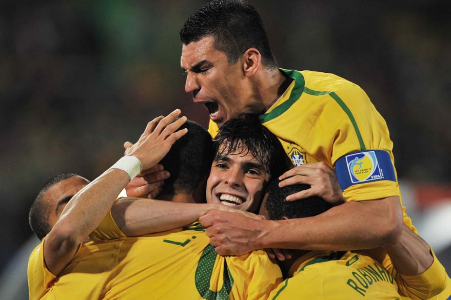 Jogadores da seleção brasileira comemoram o gol de Luís Fabiano durante a partida contra o Chile, nas oitavas de final. O placar foi 3 a 0 para os brasileiros