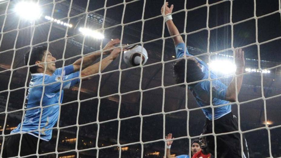 Luis Suárez defende com a mão o gol um chute de Gana que eliminaria o Uruguai da Copa