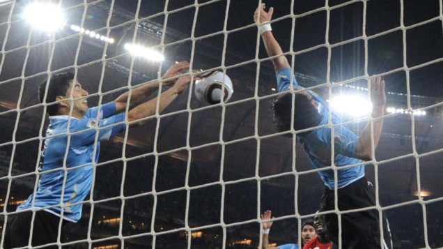 O atacante uruguaio Luis Suarez defende com a mão o gol do time ganense nas quartas de final. A partida foi definida dos pênaltis, que deram vitória para o Uruguai de 4 a 2