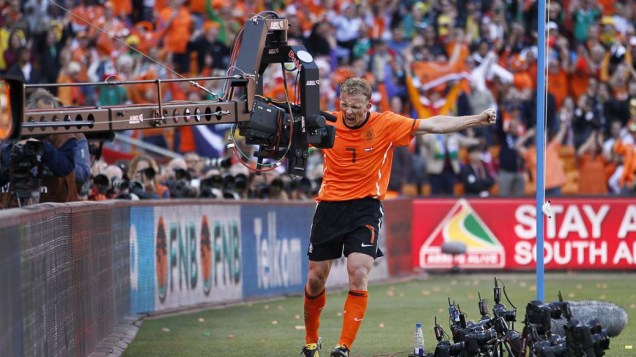 O atacante holandês Dirk Kuyt comemora gol contra a Dinamarca, em partida da primeira fase da Copa do Mundo. A Holanda venceu o jogo por 2 a 0