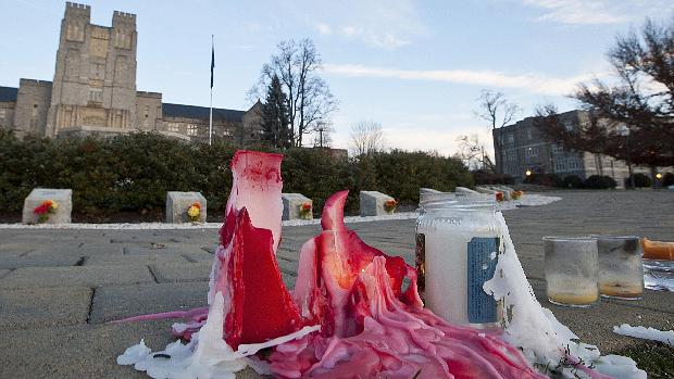 Estudantes fizeram um memorial ao policial morto no tiroteio de quinta-feira em Virginia Tech