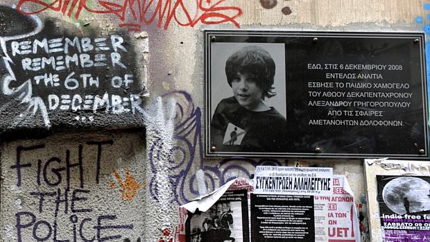 Placa homenageia estudante grego morto por um policial, em 2008