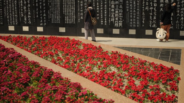 Chineses aproveitam feriado para visitar cemitério em Xangai