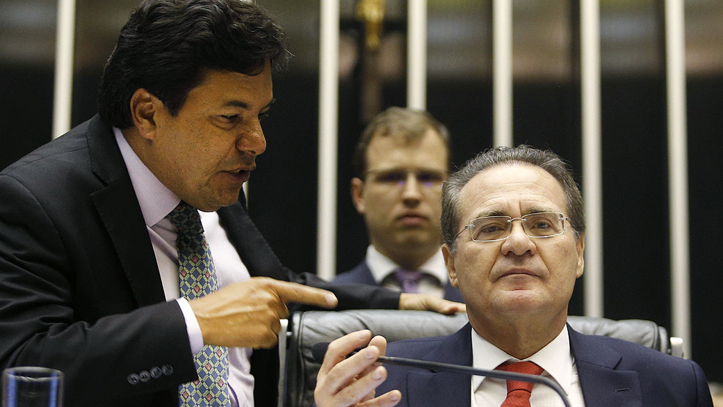 O presidente do Congresso Nacional, senador Renan Calheiros (PMDB-AL)(d), discute com o líder do DEM, Mendonça Filho (DEM-PE), durante a abertura da sessão do Congresso Nacional para apreciação dos vetos e do projeto que muda o superávit primário e LDO, no plenário da Câmara dos Deputados, em Brasília