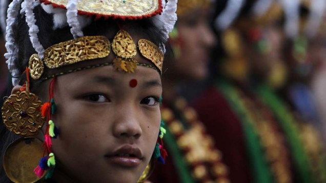 Nepalesa da comunidade Gurung participa de uma cerimônia de comemoração de Ano Novo em Kathmandu, Nepal