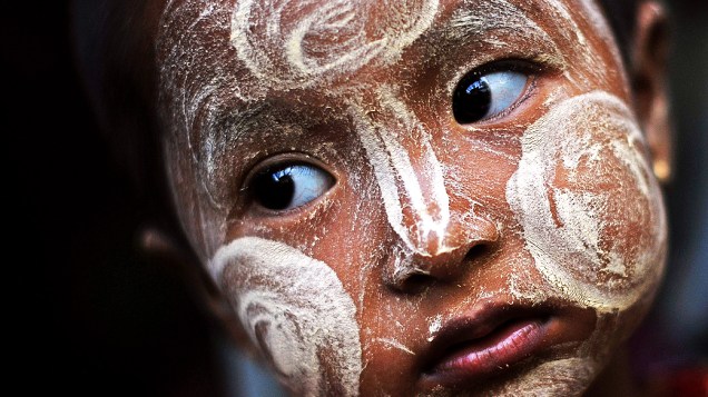 Menina com rosto pintado em campo de refugiados, em Mianmar