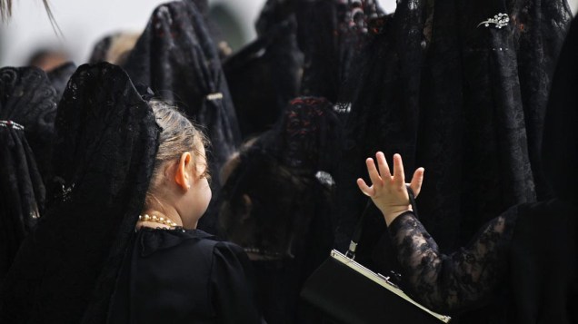 Meninas durante procissão de Nossa Senhora do Rosário, em uma escola de Sevilha, na Espanha