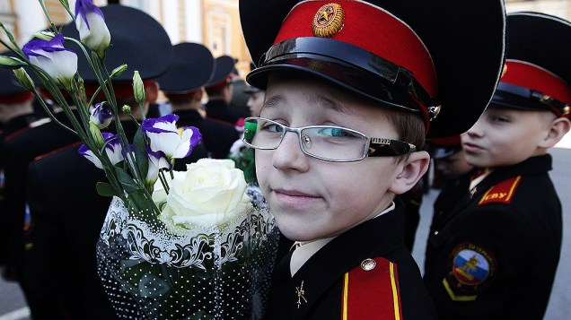 Jovem cadete da escola militar celebra o último dia de aula em uma escola, na cidade de São Petersburgo