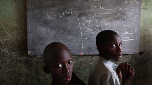 Meninos muçulmanos estudam o Corão em Dar es-Salam, na Costa do Marfim