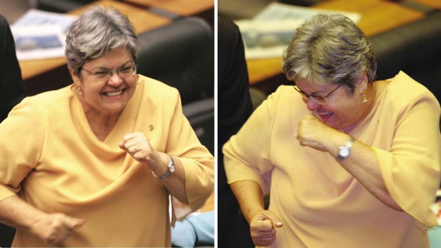 A deputada Angela Guadagnin (PT-SP) dançando no plenário da Câmara dos Deputados após a votação que absolveu o deputado João Magno (PT-MG) do processo de cassação, no Congresso Nacional, em Brasília