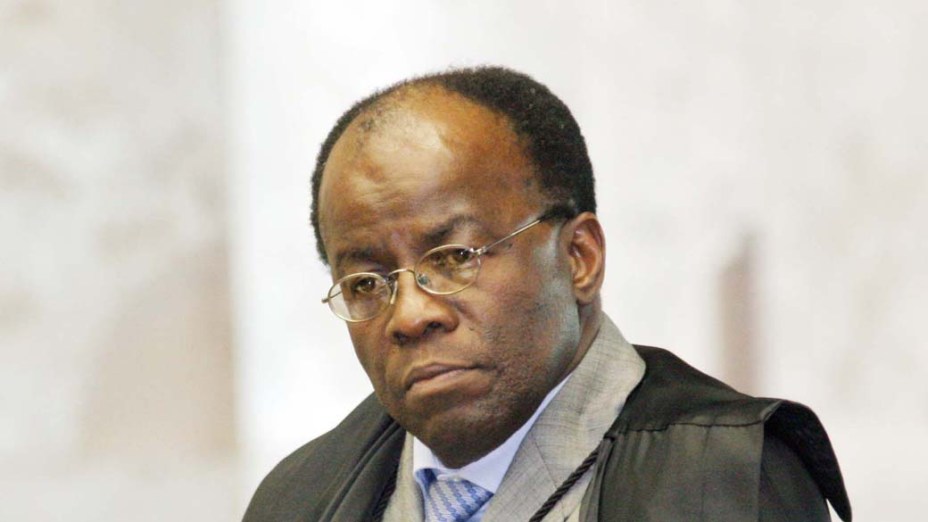 O ministro e relator Joaquim Barbosa, em sessão no plenário do STF que julga o inquérito do "mensalão", esquema de compra de votos de parlamentares