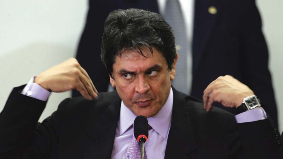 Roberto Jefferson, deputado federal do PTB-RJ e presidente do partido, depondo sobre a acusação de envolvimento com corrupção nos Correios e o pagamento do mensalão do PT a parlamentares do PP e do PL em troca de apoio e votos favoráveis ao Governo Lula no Congresso Nacional, no Conselho de éica e Decoro Parlamentar da Câmara dos Deputados