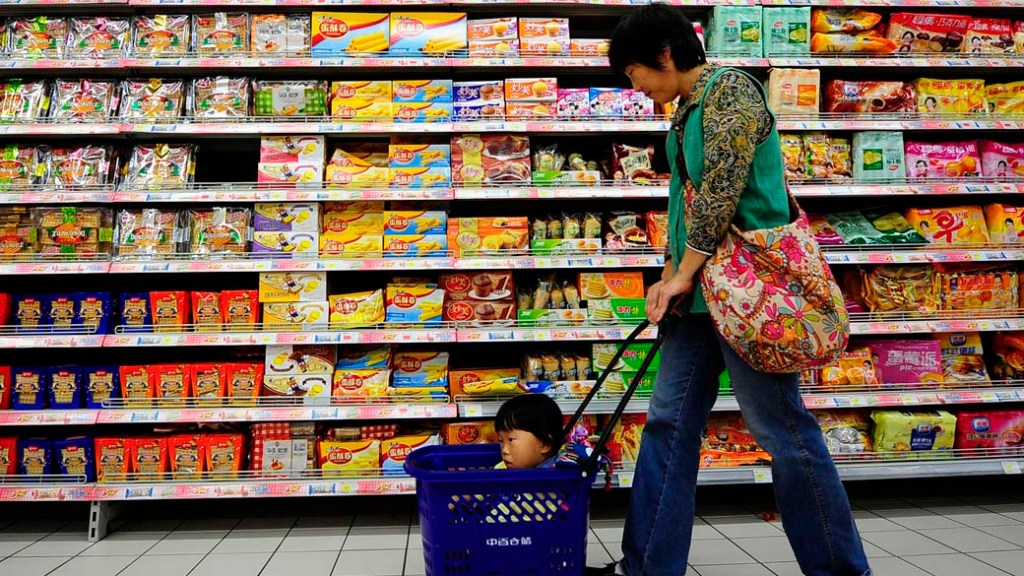 Família em supermercado na cidade chinesa de Wuhan
