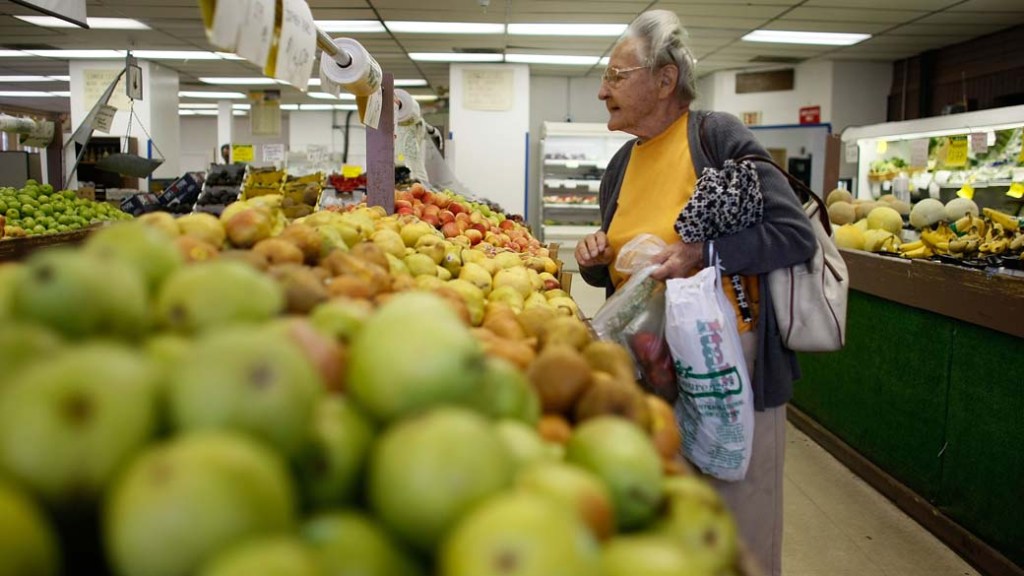 Consumidora na sessão de frutas de um supermercado de Miami