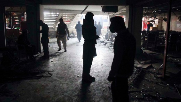 Mercado atingido por bomba caseira que deixou dois mortos e 15 feridos na cidade de Peshawar, Paquistão