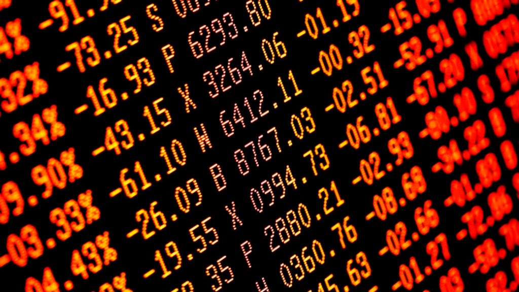 Monitor com indicadores do mercado financeiro