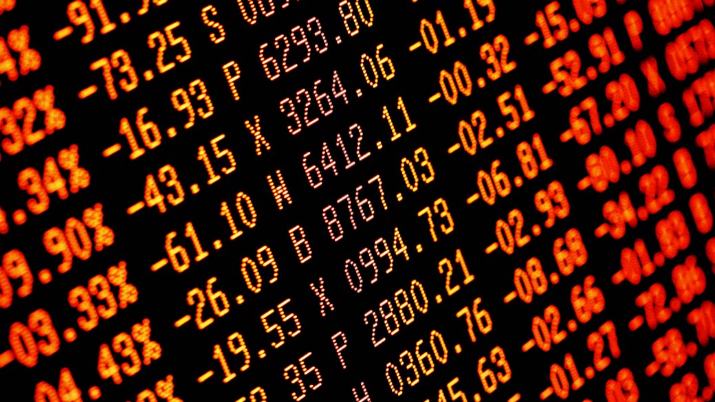 Monitor com indicadores do mercado financeiro