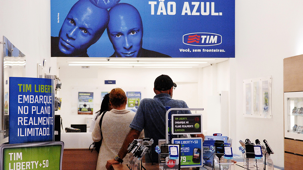 Venda de produtos como smartphones cresceu mais de 50% no 2º trimestre, mas receita de serviços aumentou apenas 2%