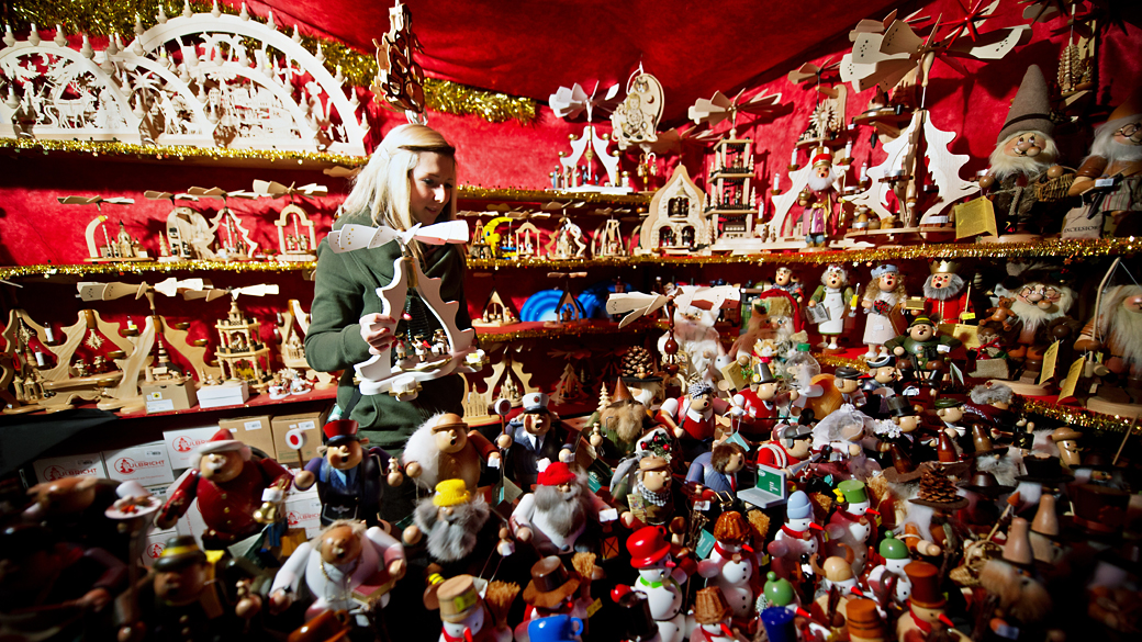 Presentes artesanais no mercado de Dresden, na Alemanha