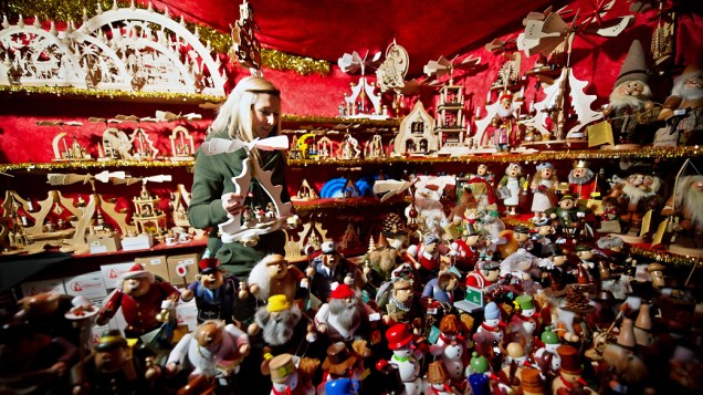 Presentes artesanais no mercado de Dresden, na Alemanha Presentes artesanais no mercado de Dresden, na Alemanha