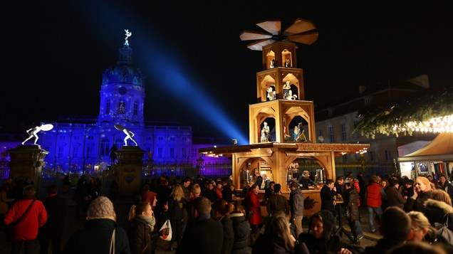 Palácio de Charlottenburg iluminado na abertura do mercado de Natal, em Berlim Palácio de Charlottenburg iluminado na abertura do mercado de Natal, em Berlim