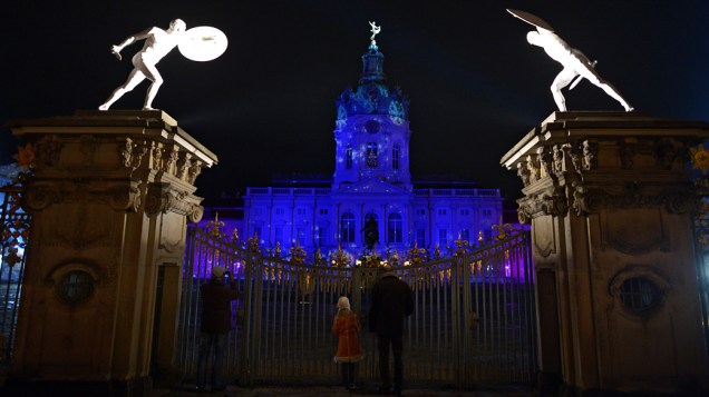 Palácio de Charlottenburg iluminado na abertura do mercado de Natal, em Berlim Palácio de Charlottenburg iluminado na abertura do mercado de Natal, em Berlim