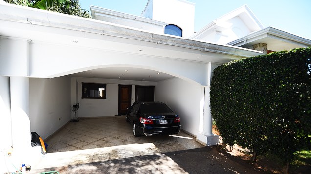 Na garagem da mansão de Abdelmassih no Paraguai, um automóvel Mercedes E350
