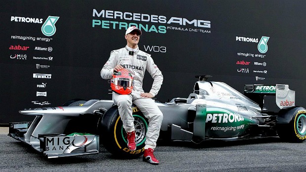 Fórmula 1: O piloto Michael Schumacher ao lado do W03, novo carro da Mercedes