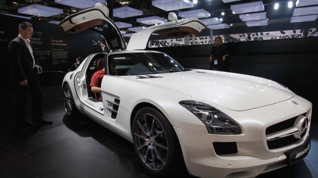 Mercedes SLS AMG: motor V8 de 6.3 litros V8, 571 cavalos, faz de de 0 a 100 km/h em 3,8 segundos