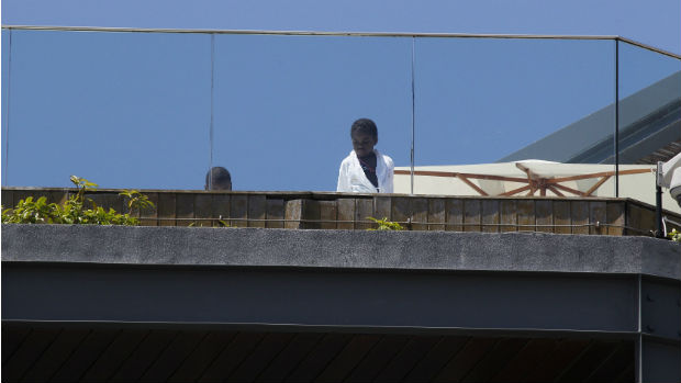 A filha adotiva de Madonna, Mercy James, na piscina do hotel Fasano, no Rio de Janeiro