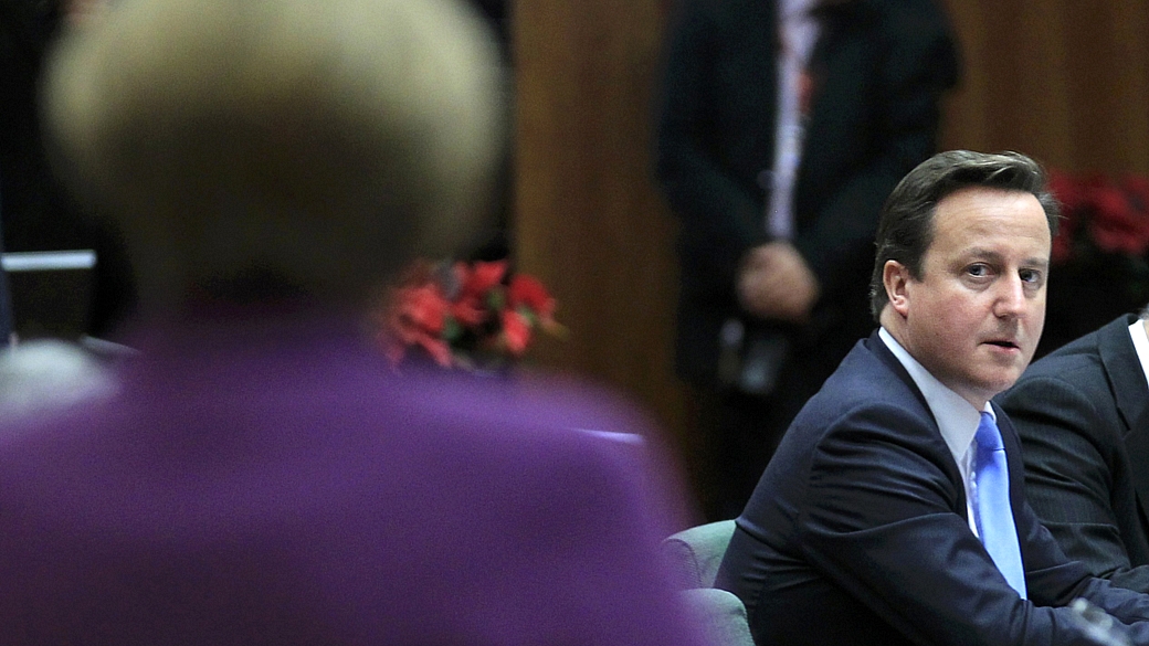 Premiê britânico, David Cameron, encara a chanceler alemã, Angela Merkel, na reunião de cúpula da UE, em Bruxelas