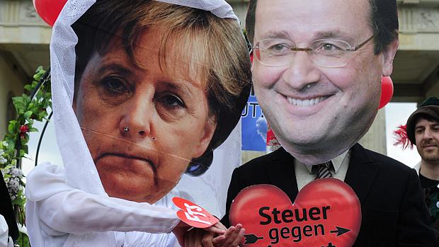 Em Berlim, ativistas fazem piada com o 'casamento forçado' entre Hollande e Merkel