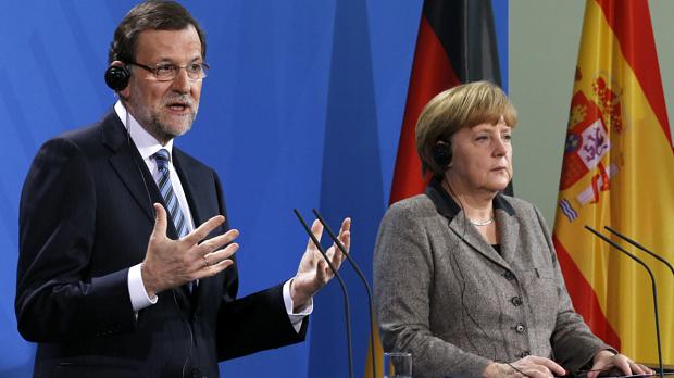 O primeiro-ministro espanhol Mariano Rajoy se defende sobre acusações de corrupção durante encontro com a chanceler alemã Angela Merkel