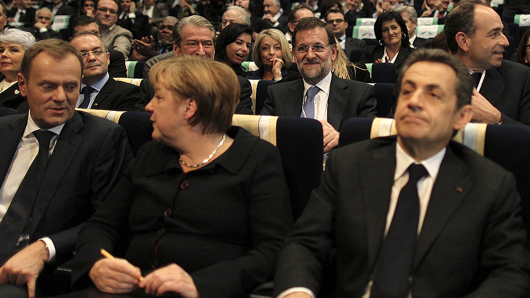 A chanceler alemã, Angela Merkel (centro); o presidente francês, Nicolas Sarkozy (dir.); e o futuro primeiro-ministro espanhol (ao centro na fila de trás), Mariano Rajoy; participam de evento do Partido Popular espanhol, em Marselha