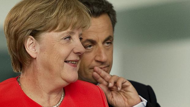 A chanceler alemã Angela Merkel conversa com o presidente francês Nicolas Sarkoy sobre pacote de socorro à Grécia