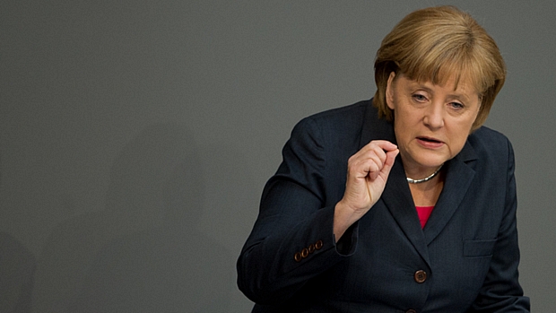 A premiê alemã, Angela Merkel, discursa no Parlamento em Berlim