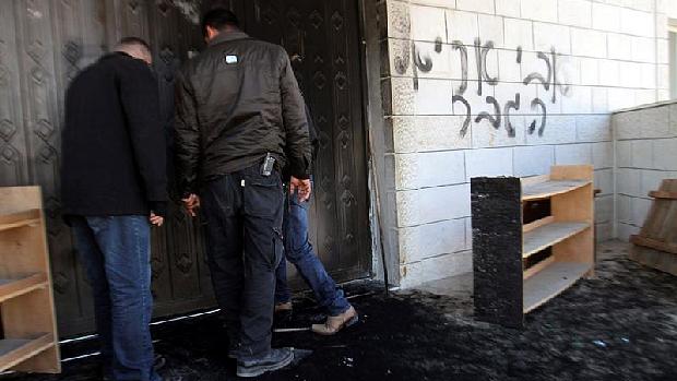 Palestinos inspecionam mesquita incendiada na aldeia de Burkin