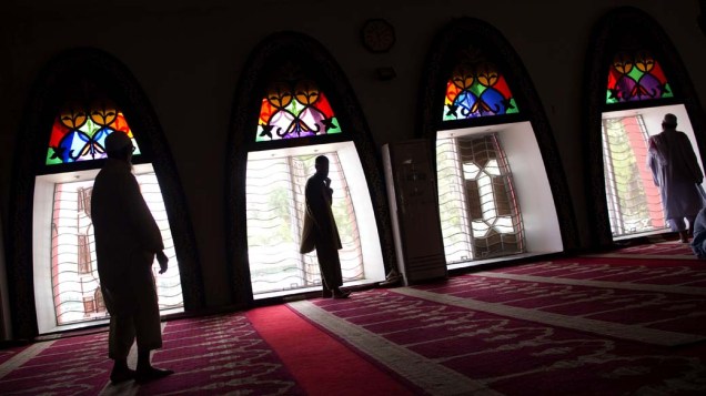 Paquistaneses após as orações de sexta-feira na Mesquita Vermelha, na capital Islamabad Paquistaneses após as orações de sexta-feira na Mesquita Vermelha, na capital Islamabad