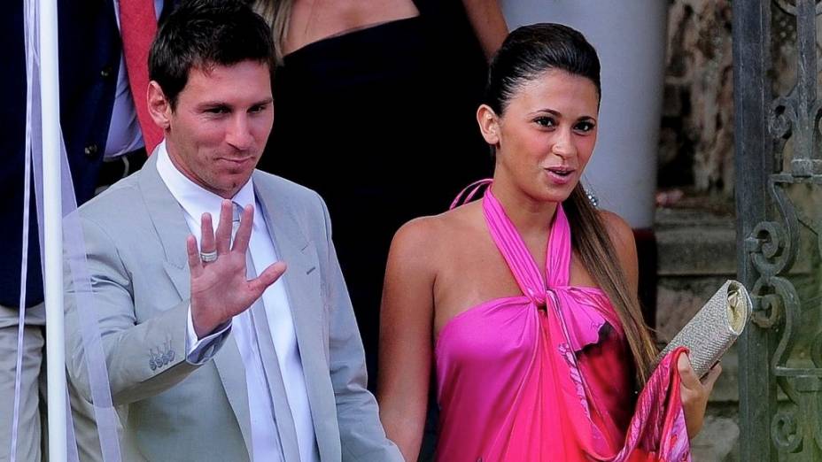 Messi com a namorada, Antonella, no casamento do colega de time Iniesta, na Espanha