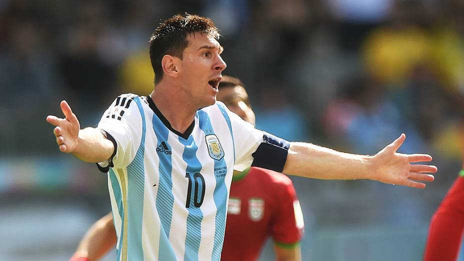 O argentino Messi discute com o árbitro após lance no jogo contra o Irã no Mineirão, em Belo Horizonte
