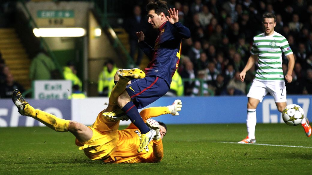 Messi para no goleiro Forster, do Celtic, na derrota do Barcelona pela Liga dos Campeões