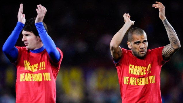 Messi e Daniel Alves, do Barcelona, entram em campo com mensagem de apoio a Muamba, do Bolton