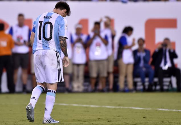 O argentino Lionel Messi lamenta o pênalti perdido na final da Copa América Centenário contra o Chile