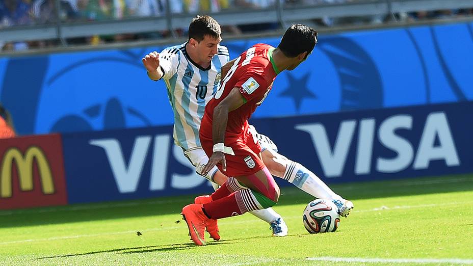 Messi dribla o jogador do Irã durante o jogo no Mineirão, em Belo Horizonte
