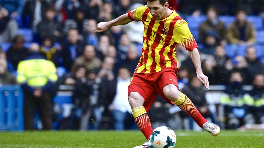 Messi bate o pênalti que deu a vitória ao Barcelona contra o Espanyol