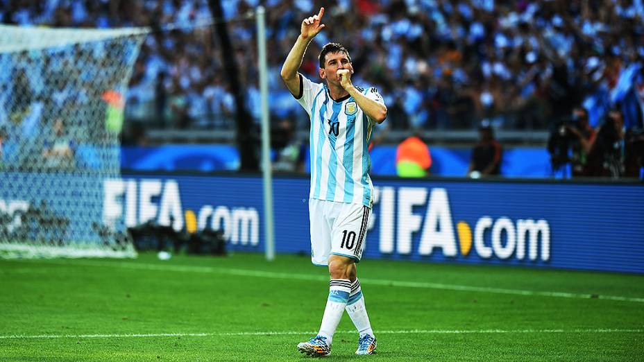 Lionel Messi comemora gol da Argentina marcado nos acréscimos do segundo tempo
